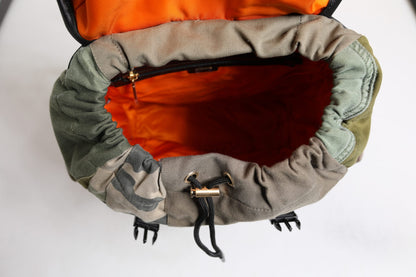 حقيبة ظهر مدرسية من دولتشي آند غابانا باللون الأخضر العسكري المرقعة