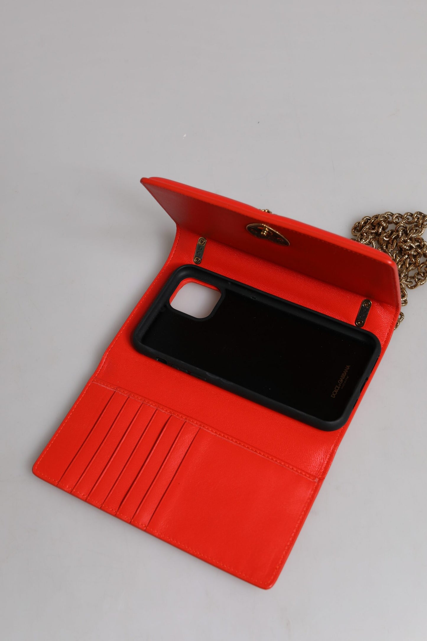 حقيبة دولتشي آند غابانا الحمراء المبطنة بسلسلة للهاتف المحمول
