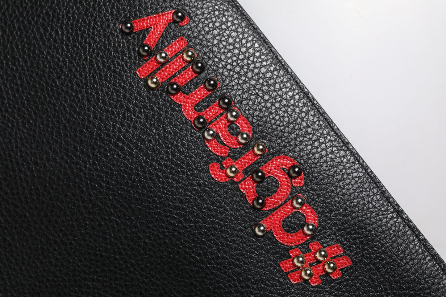 حقيبة كلاتش جلدية سوداء مزينة من دولتشي آند غابانا #DGFamily