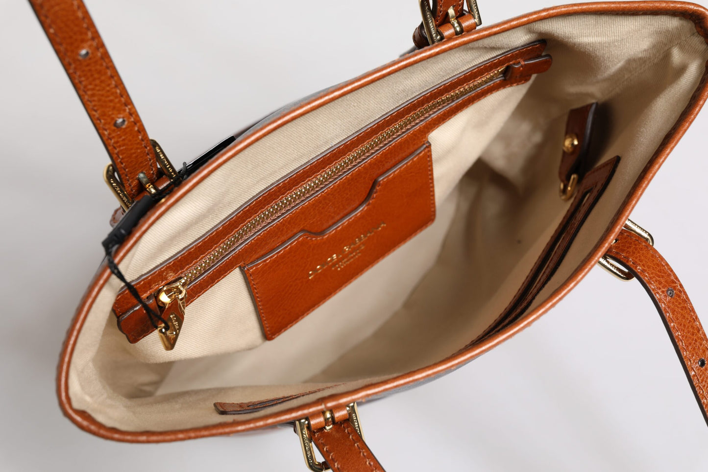 حقيبة دولتشي آند غابانا بحزام كتف من الجلد البني بنقشة جلد النمر