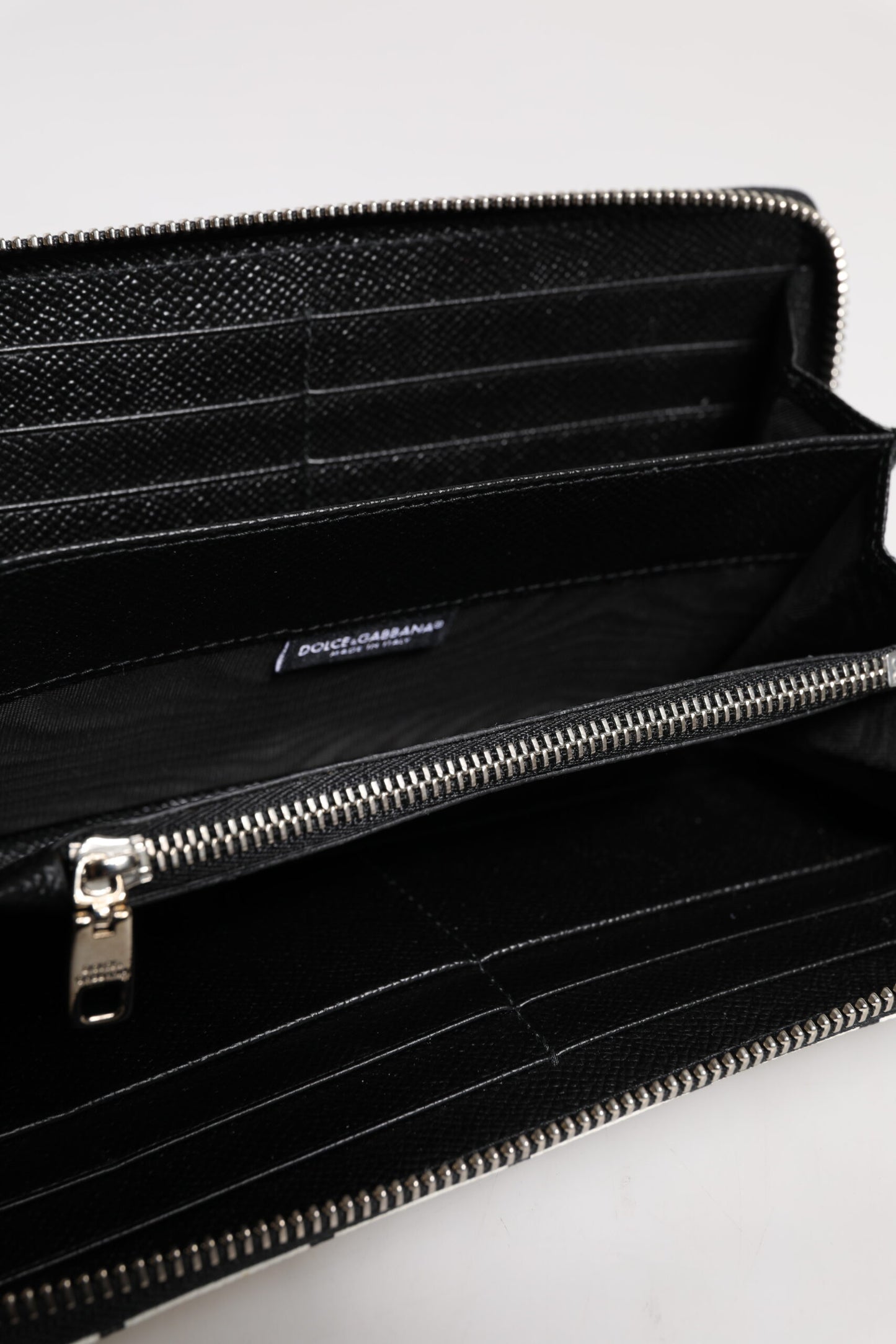 محفظة دولتشي آند غابانا DG Crown Royals Continental المصنوعة من الجلد الأبيض بسحاب دائري