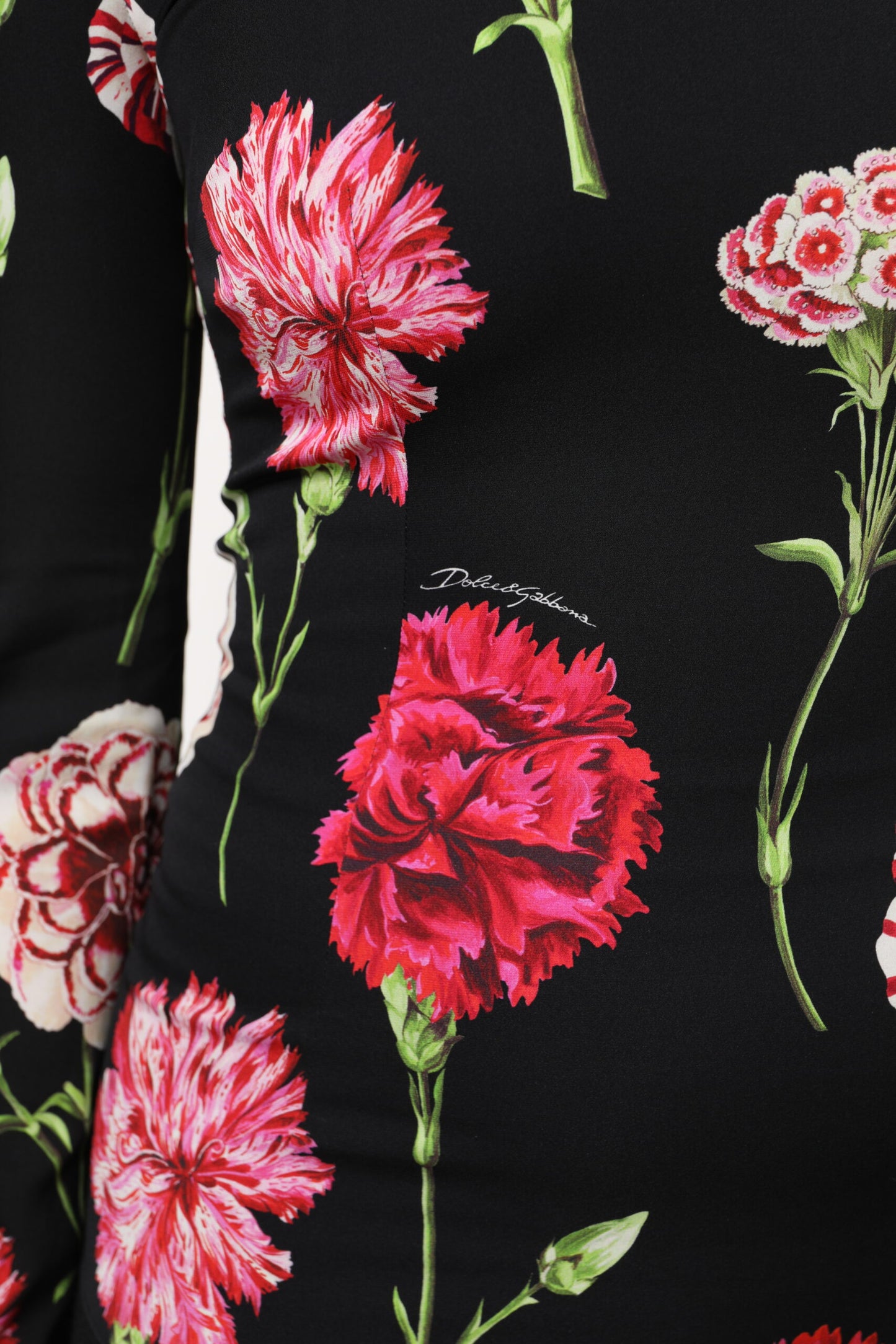 بلوزة نسائية بأكمام طويلة مزينة بالورود باللون الأسود من دولتشي آند غابانا
