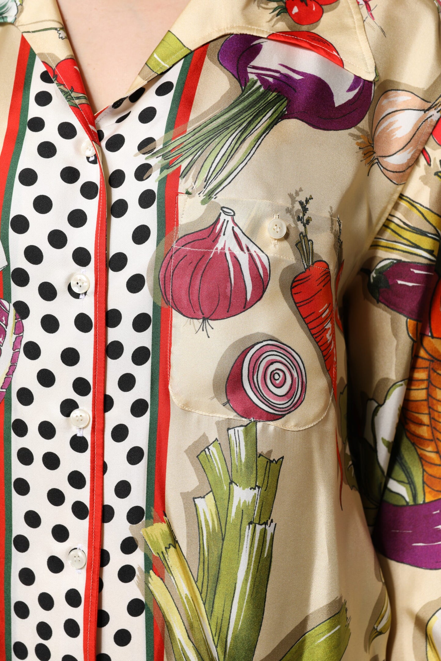 بلوزة دولتشي آند غابانا متعددة الألوان من الحرير بأكمام طويلة