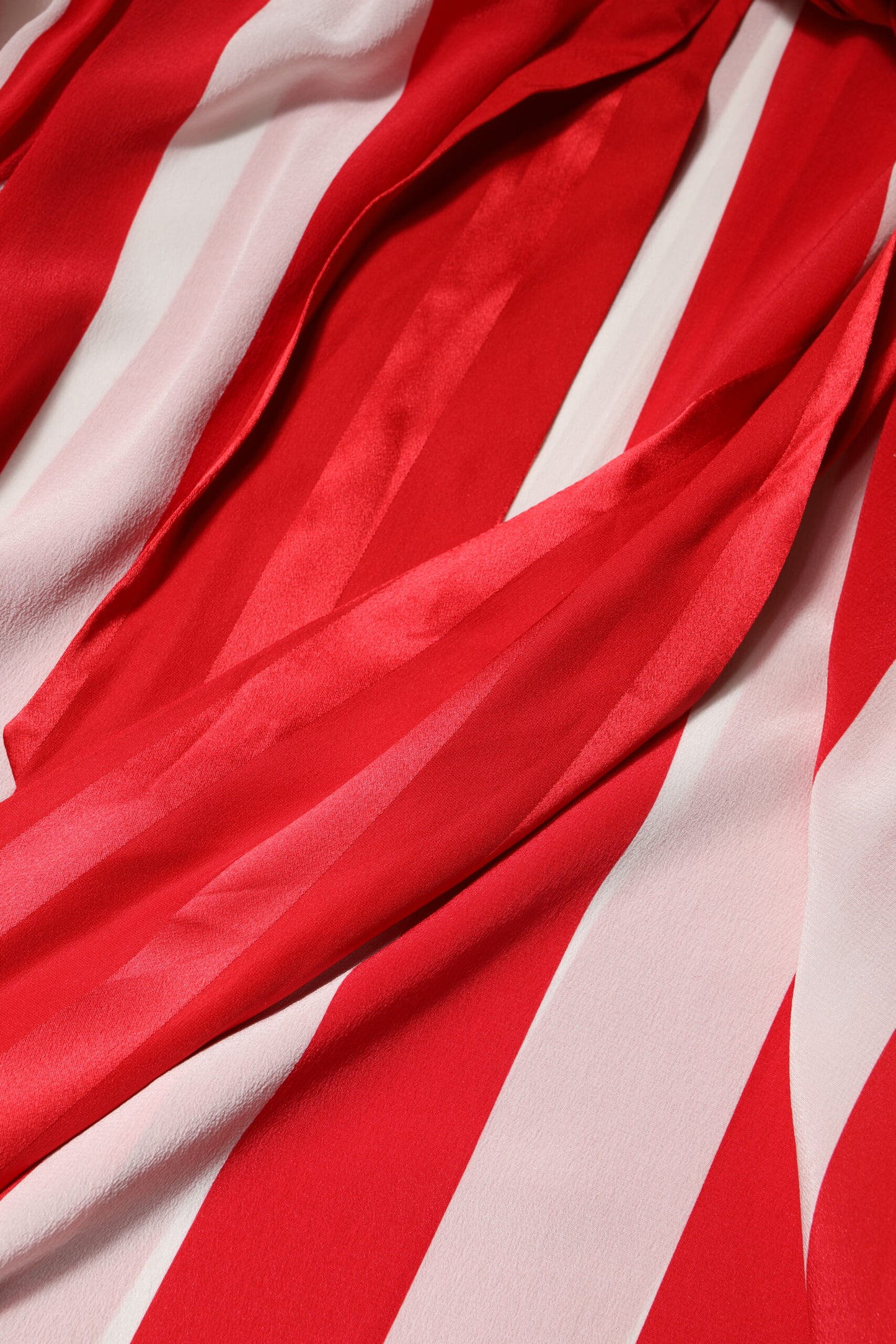 بلوزة دولتشي آند غابانا الحمراء والبيضاء المخططة بياقة أسكوت