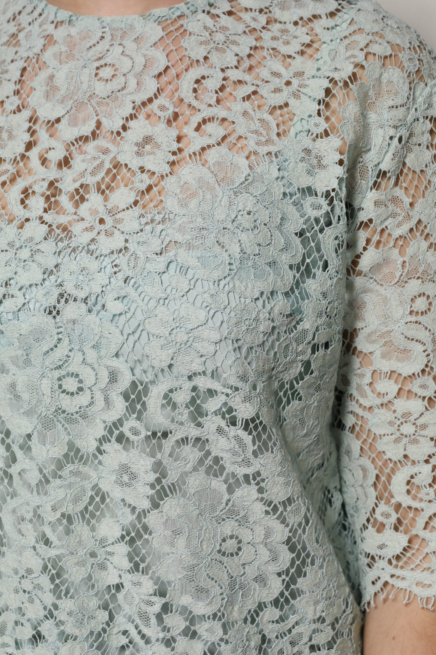 بلوزة دولتشي آند غابانا القطنية المزينة بالدانتيل والزهور باللون الأخضر النعناعي