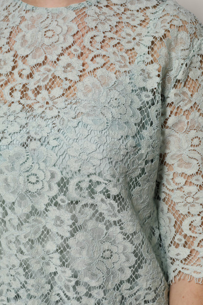 بلوزة دولتشي آند غابانا القطنية المزينة بالدانتيل والزهور باللون الأخضر النعناعي