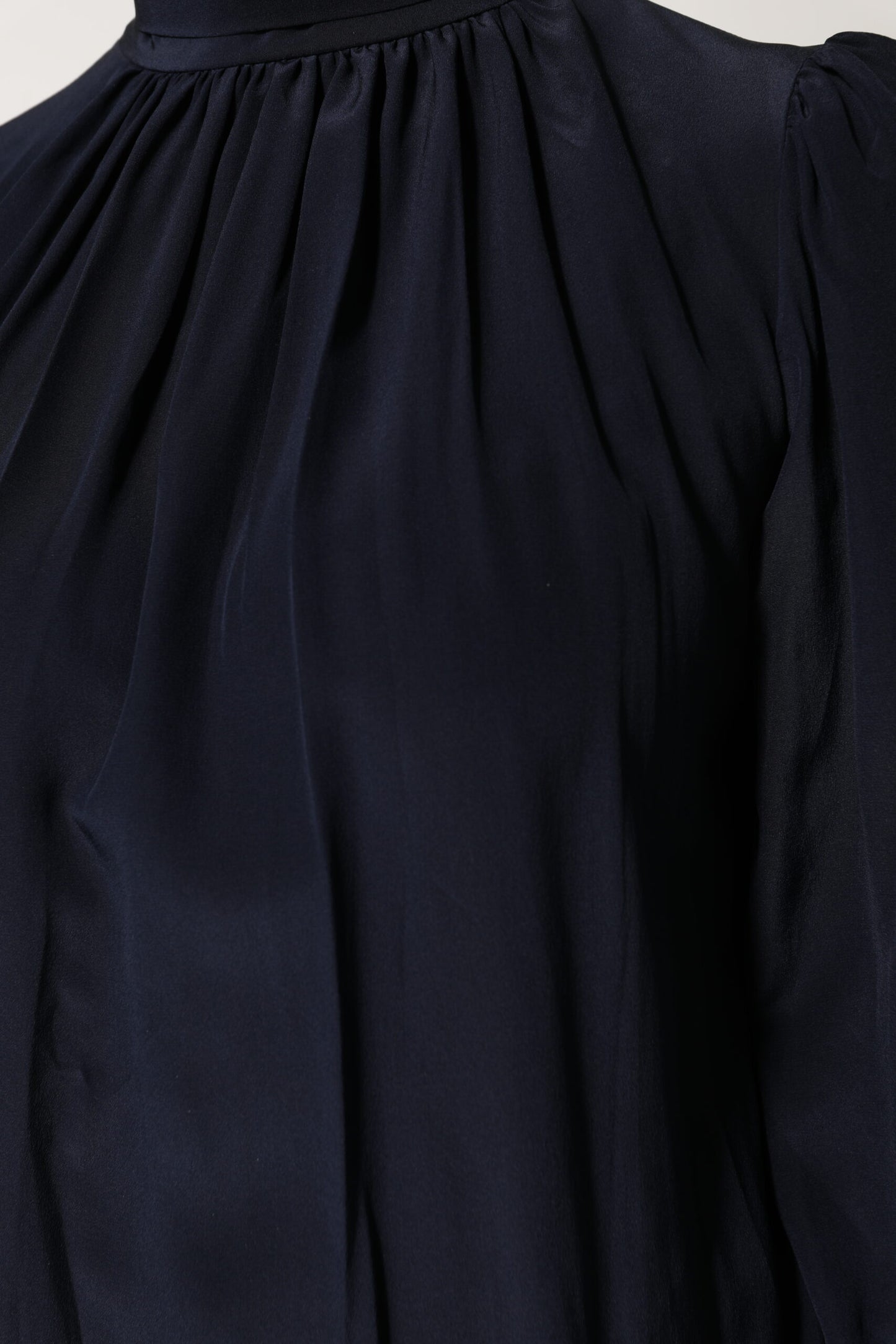 بلوزة دولتشي آند غابانا من الحرير الأزرق بأكمام طويلة وياقة عالية