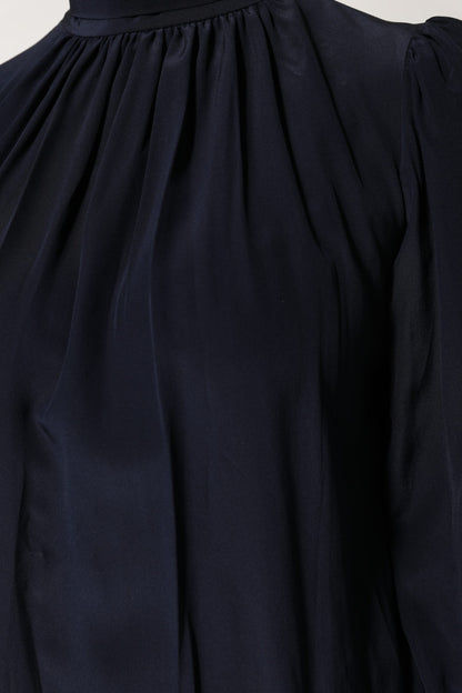 بلوزة دولتشي آند غابانا من الحرير الأزرق بأكمام طويلة وياقة عالية