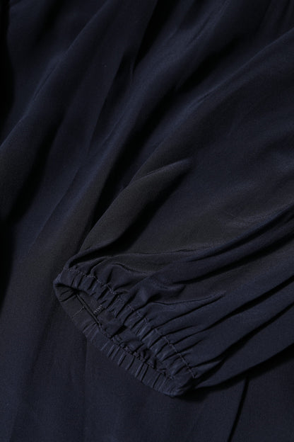 بلوزة دولتشي آند غابانا من الحرير الأزرق بأكمام طويلة وياقة عالية