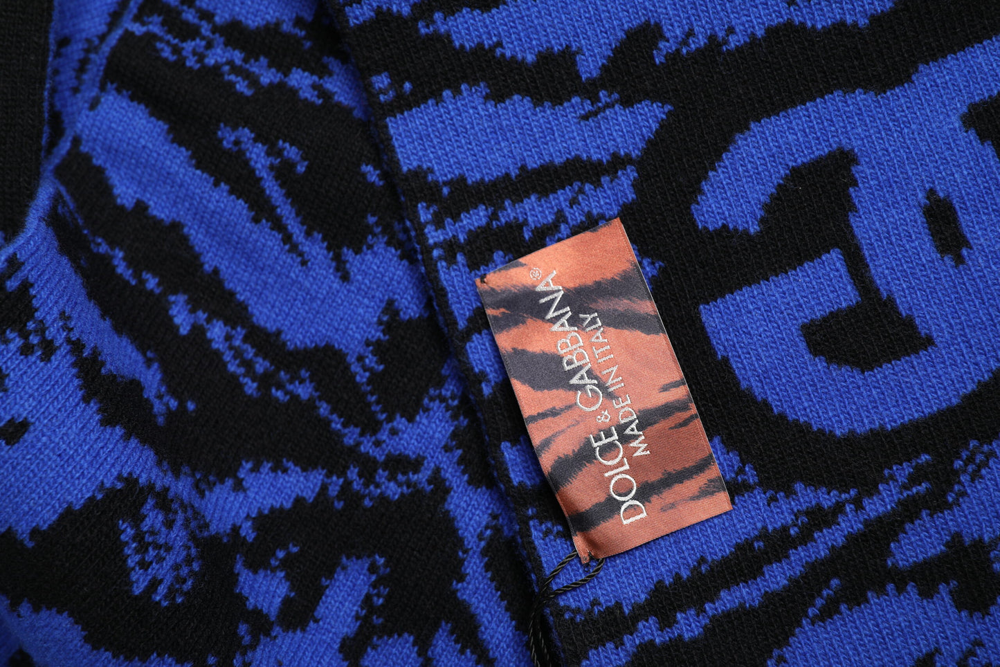 وشاح دولتشي آند غابانا أزرق أسود بشعار دولتشي آند غابانا