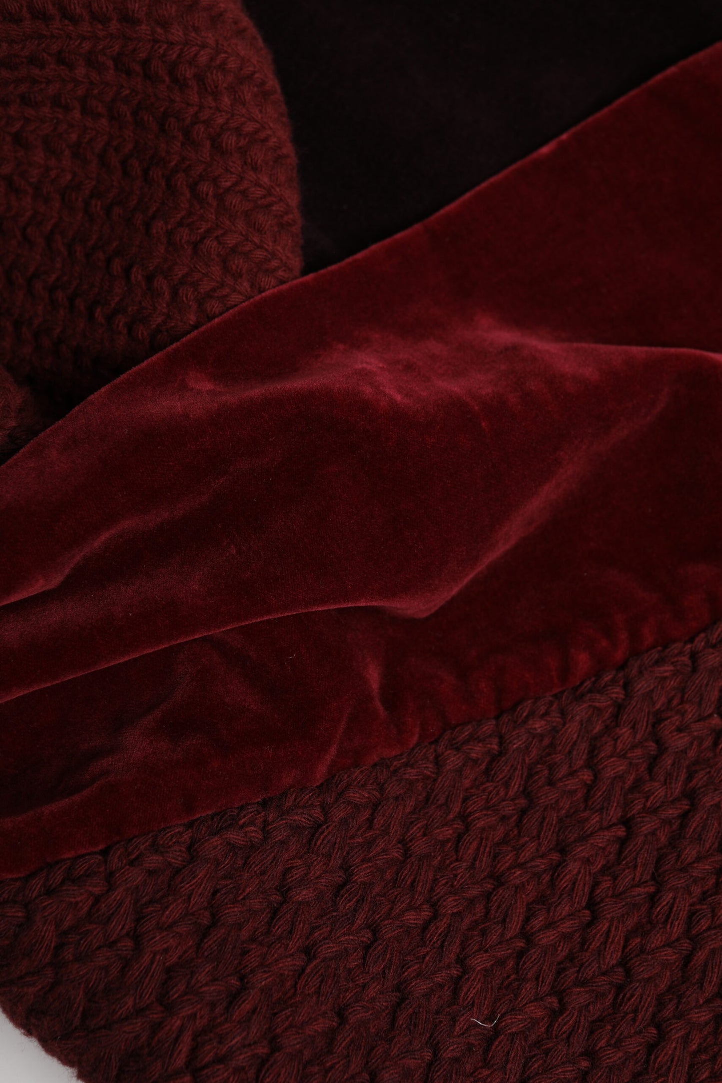 وشاح دولتشي آند غابانا الأسود الكستنائي لتدفئة الرقبة