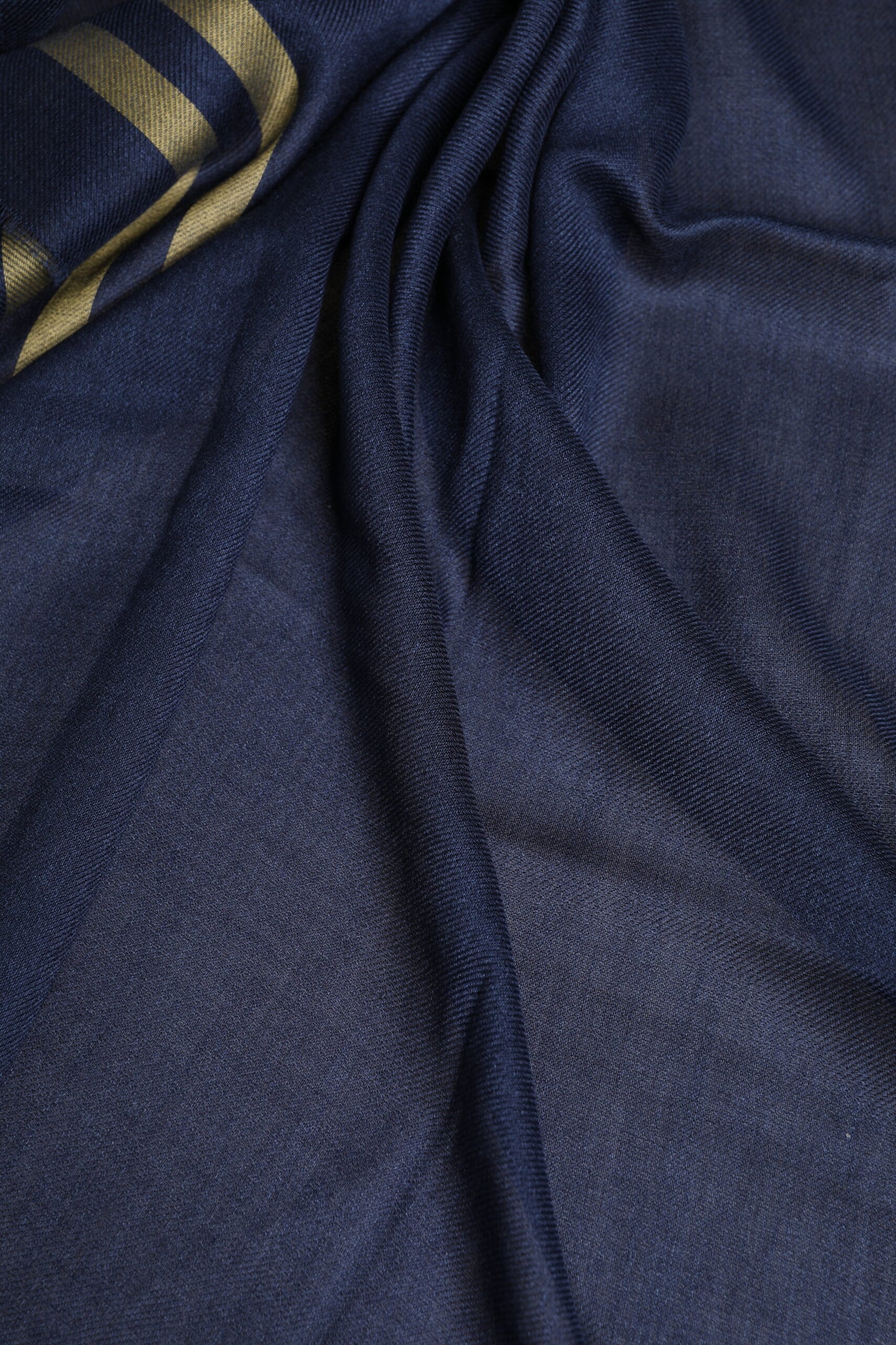 وشاح شال دافئ للرقبة من الكشمير الأزرق من دولتشي آند غابانا