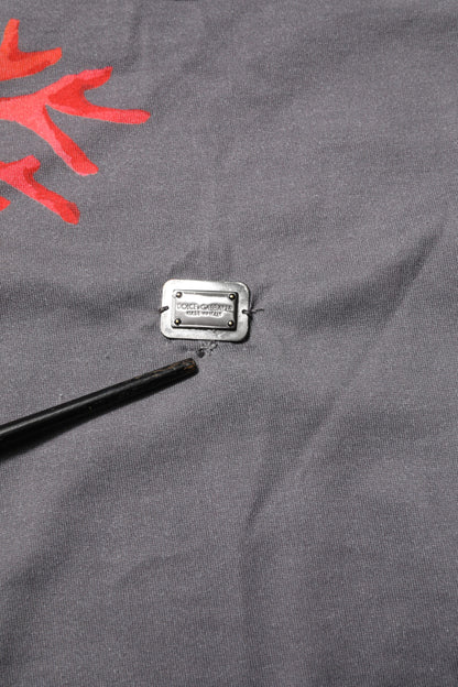 تيشيرت دولتشي آند غابانا رمادي قطني بطبعة مرجانية ولوحة شعار