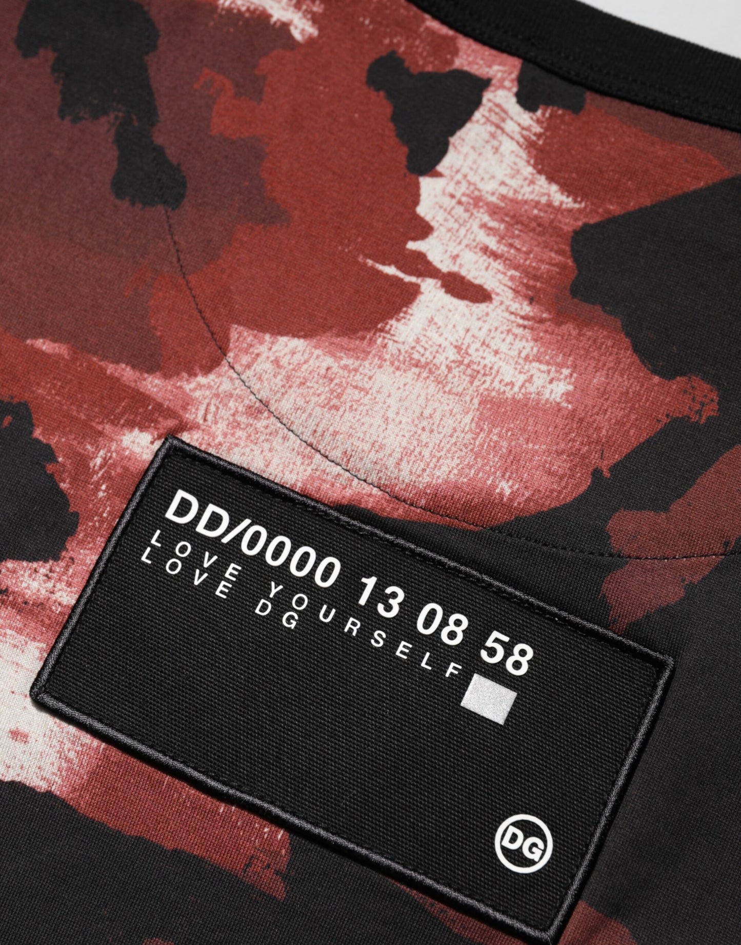 تي شيرت دولتشي آند غابانا متعدد الألوان بطبعة مموهة ورقبة دائرية