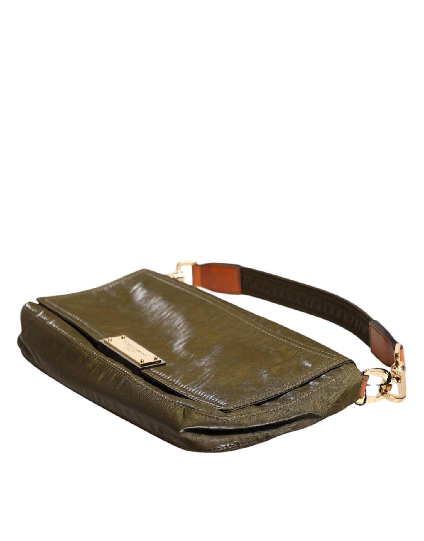 حقيبة دولتشي آند غابانا من النايلون باللون الأخضر الداكن مع شعار دولتشي آند غابانا وحزام كتف