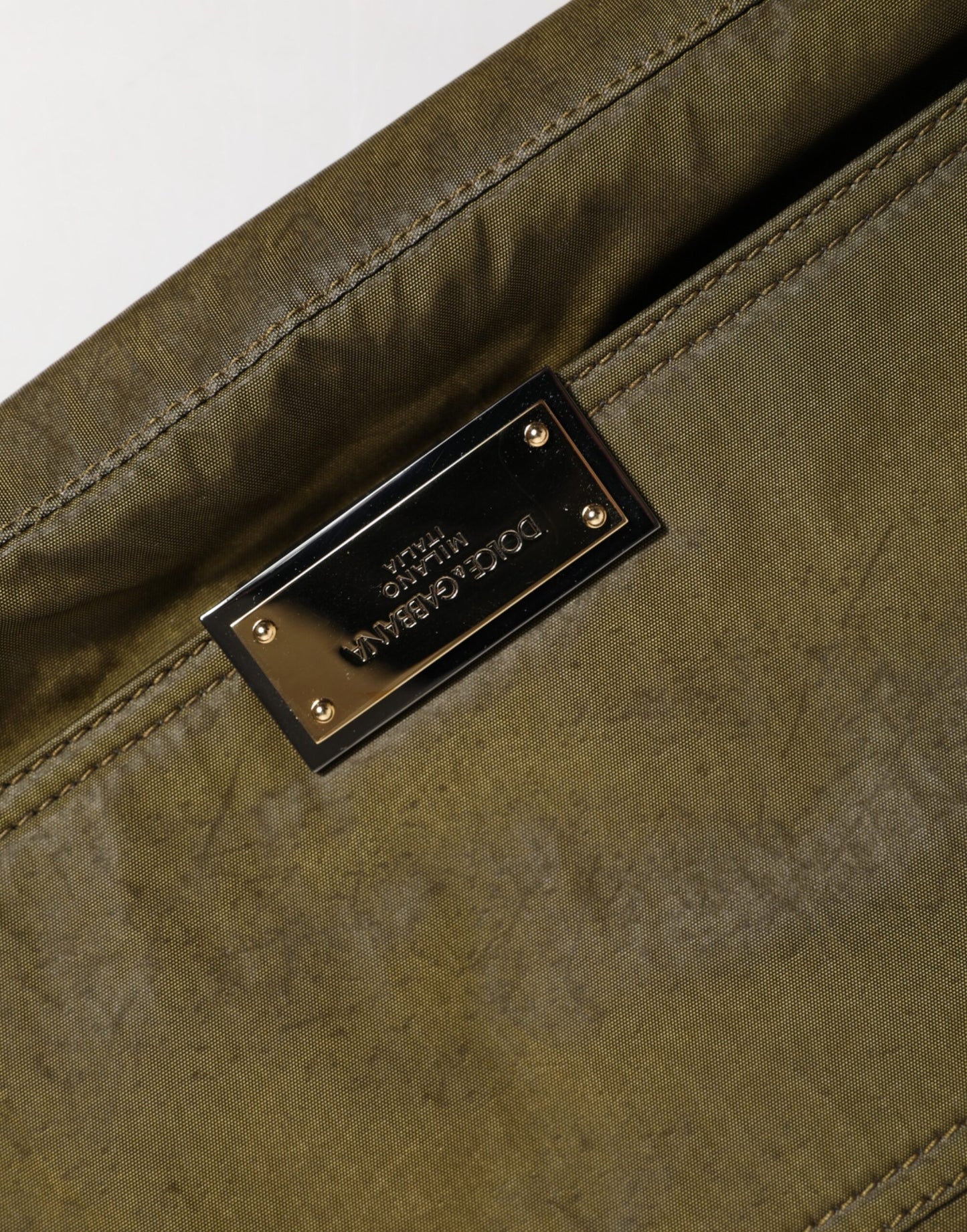 حقيبة دولتشي آند غابانا من النايلون باللون الأخضر الداكن مع شعار دولتشي آند غابانا وحزام كتف