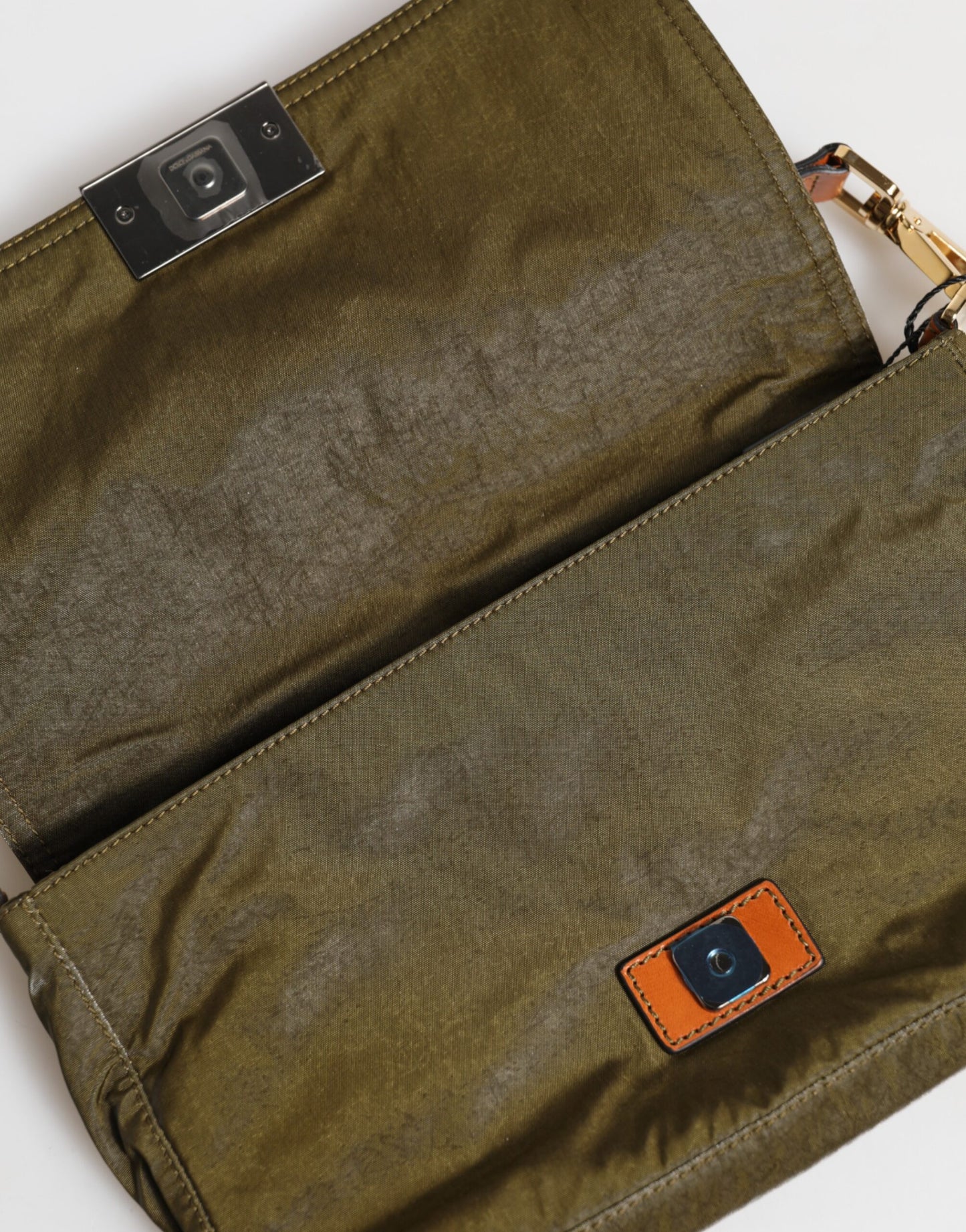 حقيبة دولتشي آند غابانا من النايلون باللون الأخضر الداكن مع شعار دولتشي آند غابانا وحزام كتف