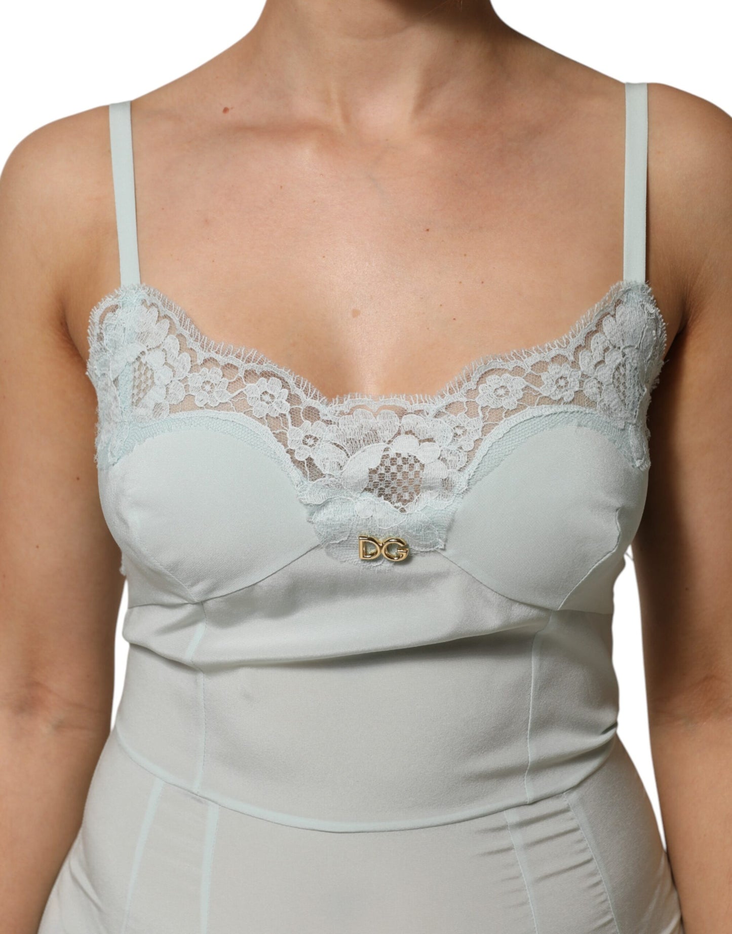 فستان دولتشي آند غابانا متوسط ​​الطول من الحرير والدانتيل باللون الأزرق الفاتح