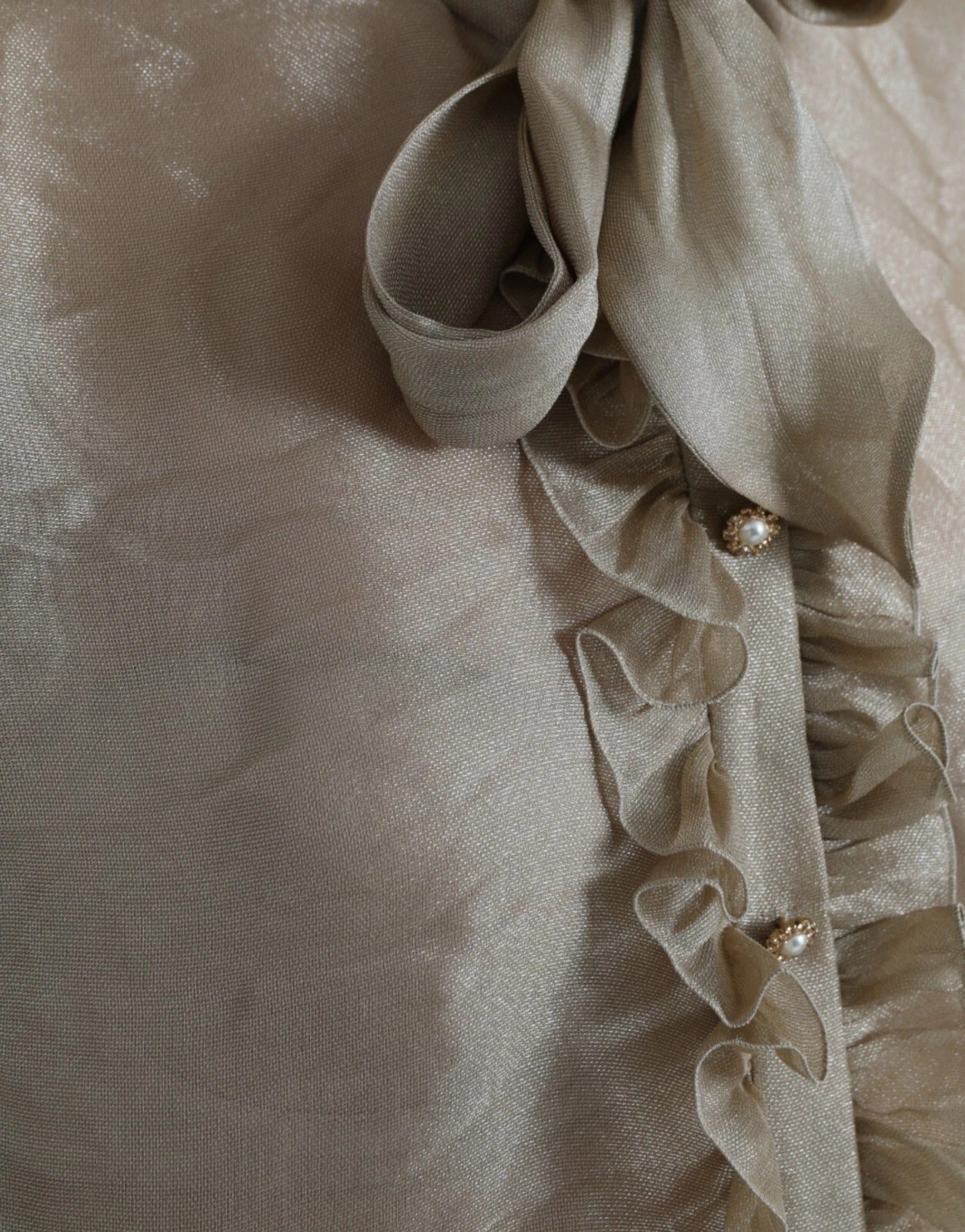 بلوزة دولتشي آند غابانا الذهبية بياقة أسكوت مزينة بالكشكشة