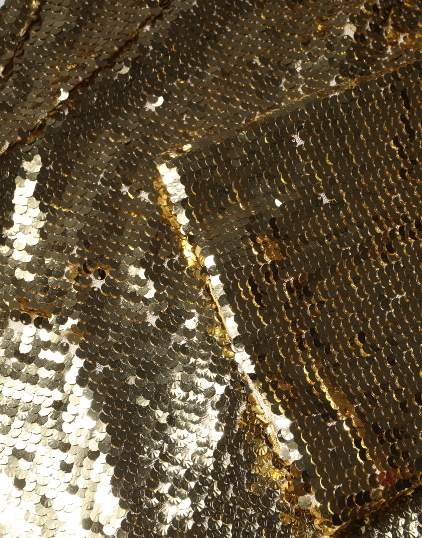 فستان دولتشي آند غابانا الذهبي المزين بالترتر بأكمام طويلة