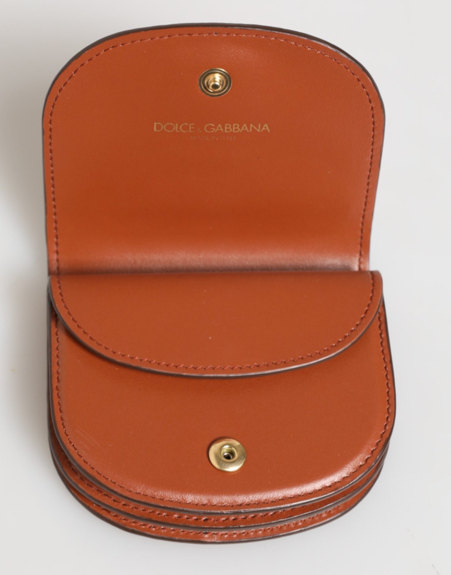 محفظة دولتشي آند غابانا من جلد العجل البني الأسود بطبعة جلد النمر ولوحة شعار