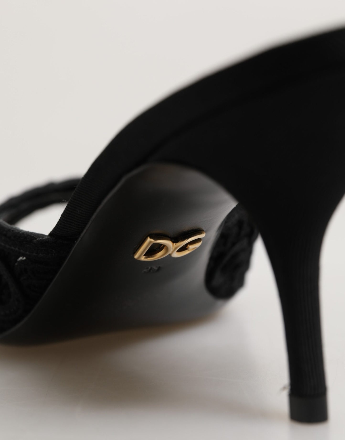 حذاء دولتشي آند غابانا أسود مطرز بكعب سهل الارتداء