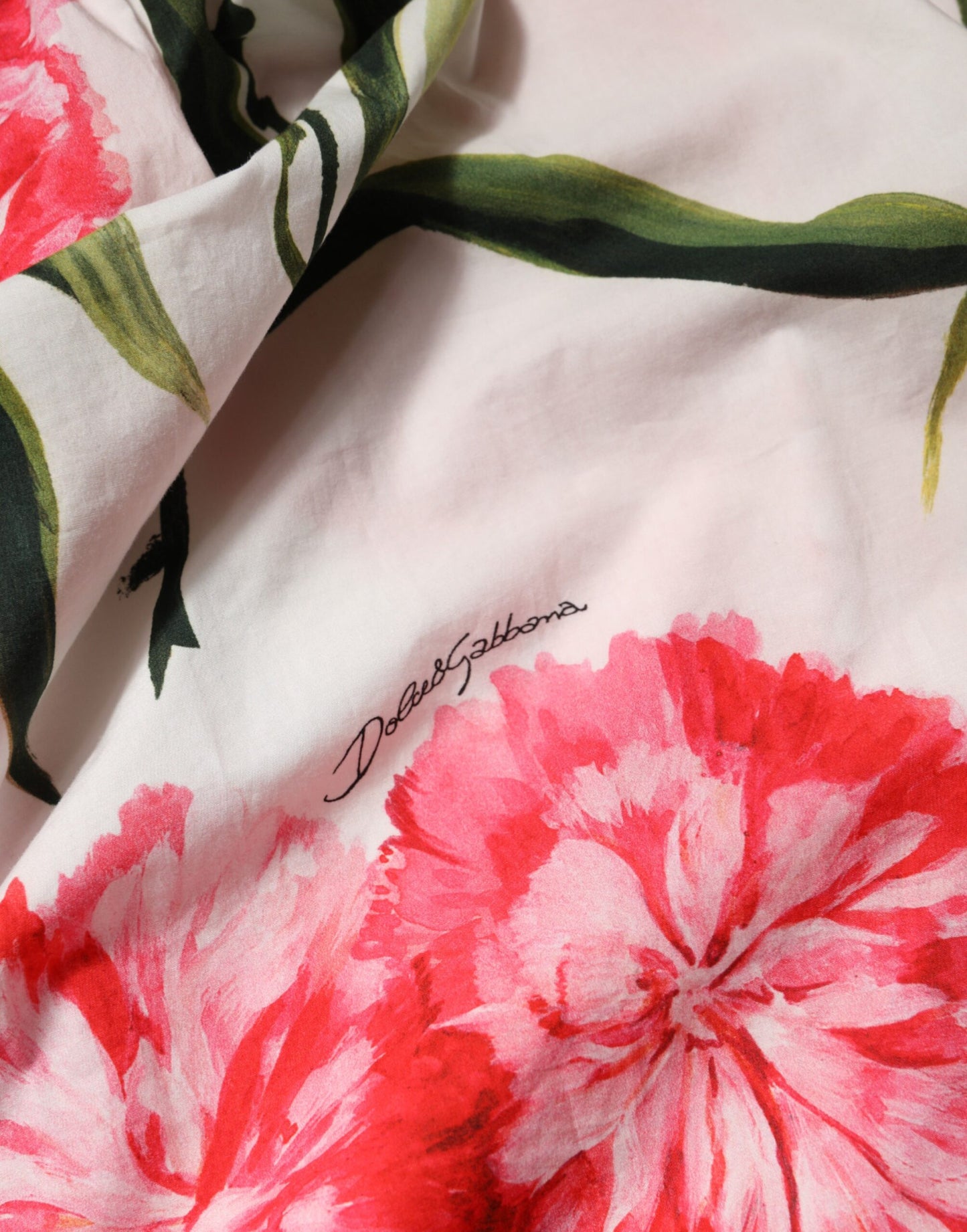 بلوزة دولتشي آند غابانا متعددة الألوان مزينة بالزهور وأكتاف مكشوفة