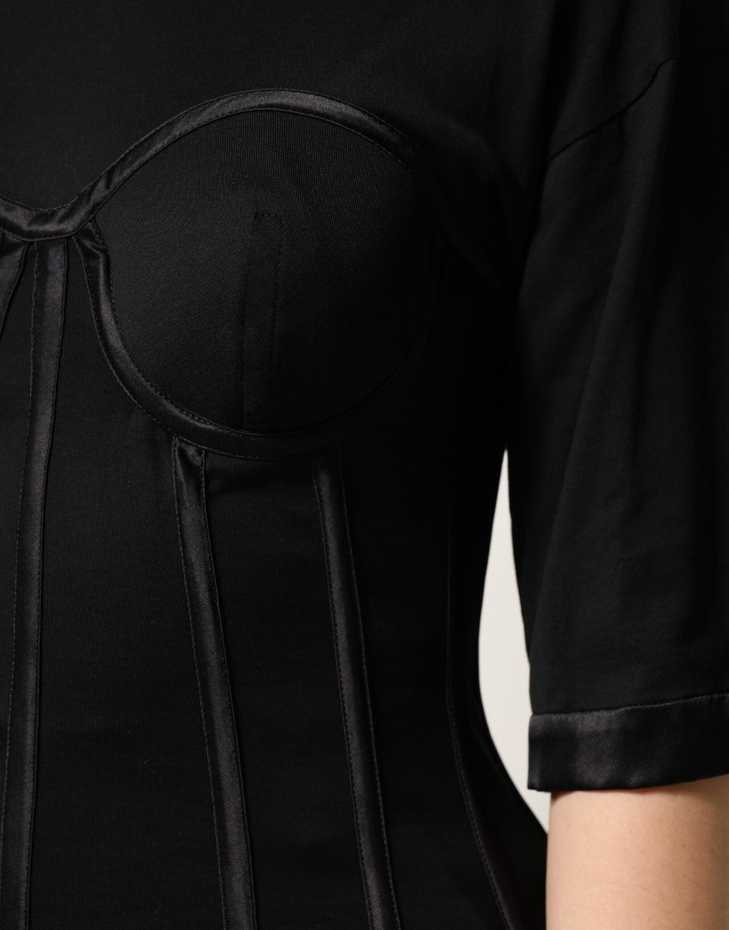 تي شيرت دولتشي آند غابانا أسود من القطن بأكمام قصيرة وصدرية