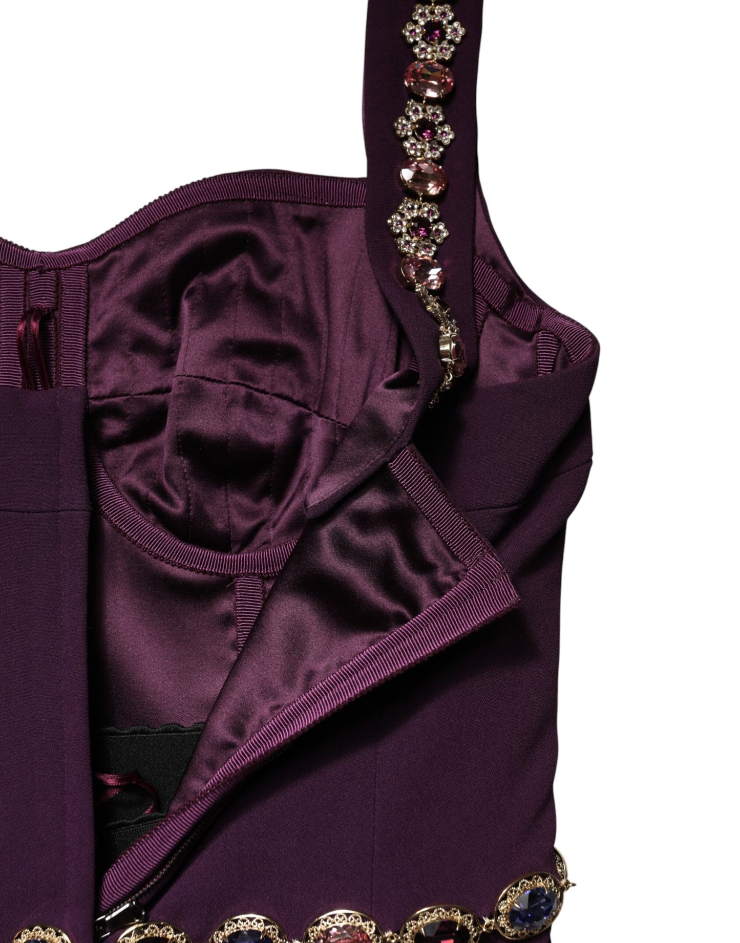 فستان دولتشي آند غابانا بقصّة حورية البحر المزخرفة باللون البنفسجي