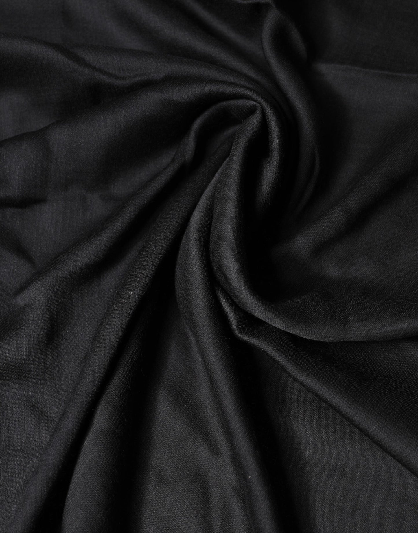 وشاح دولتشي آند غابانا الأسود من الدانتيل مع وشاح للرقبة 