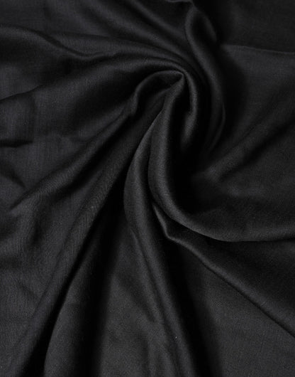 وشاح دولتشي آند غابانا الأسود من الدانتيل مع وشاح للرقبة 