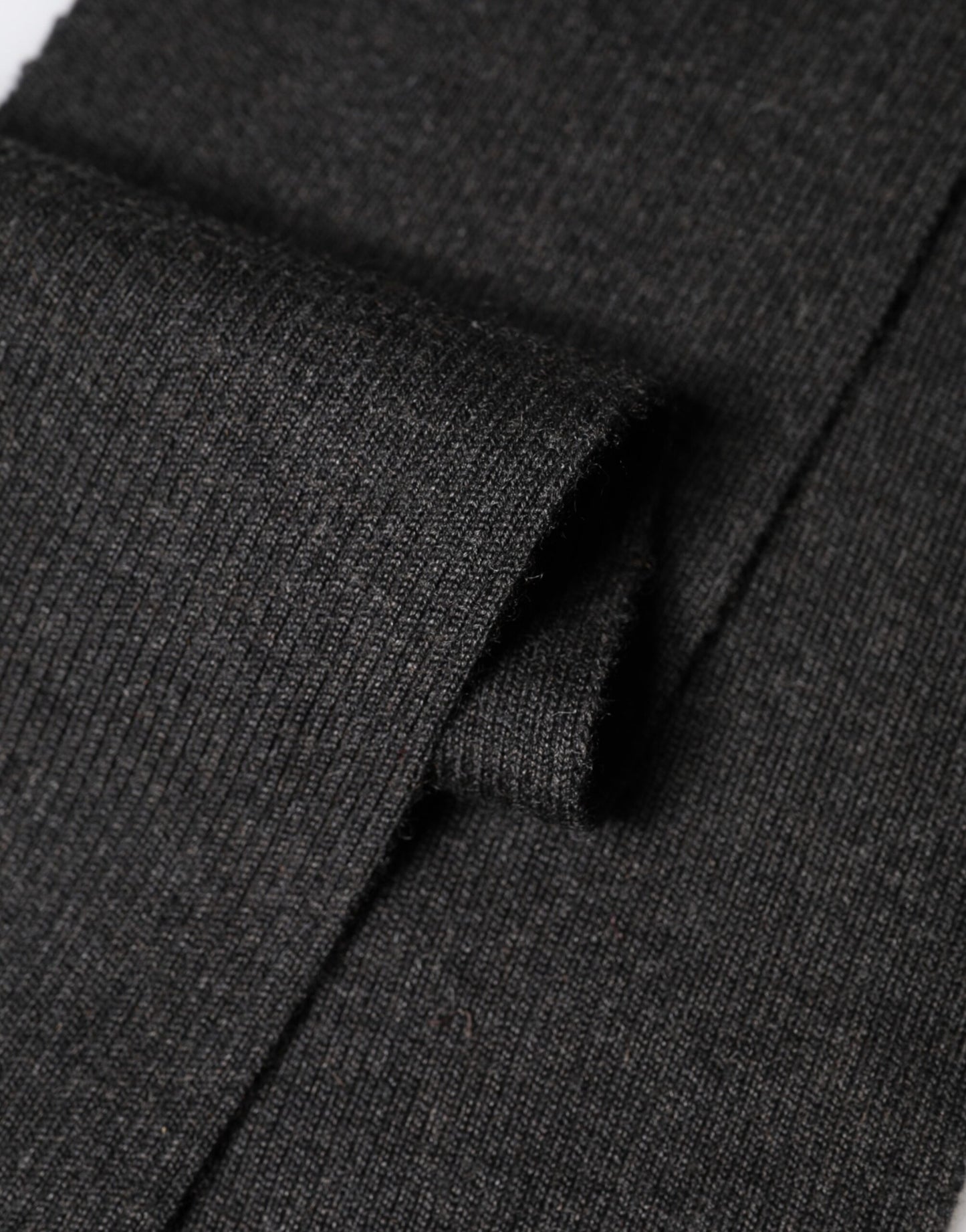 وشاح دولتشي آند غابانا الأسود من الكشمير المحبوك مع وشاح للرقبة